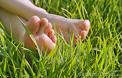 bare-feet-grass-2312320
